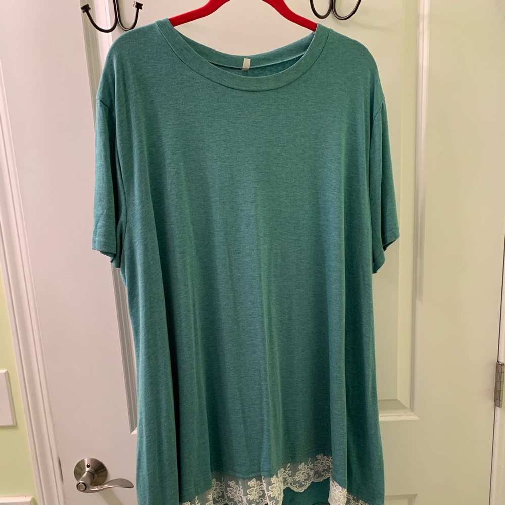 Short sleeve green tunic with lace.